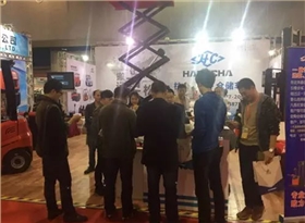 杭叉展臺前來問詢的新老客戶絡(luò)繹不絕