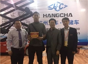 杭叉展臺前來問詢的新老客戶絡(luò)繹不絕