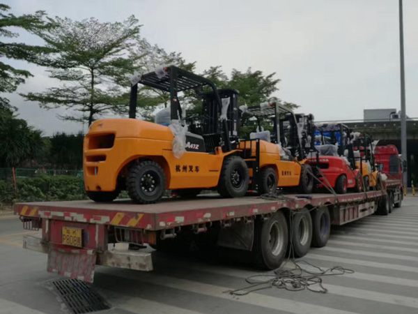 新的一周開(kāi)始了！杭州叉車交車“押鏢”之路永不停歇！