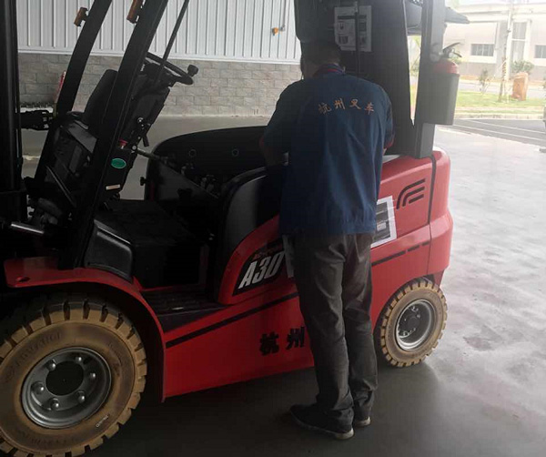 杭州叉車教你一招，給叉車上油！讓叉車高效運(yùn)行！