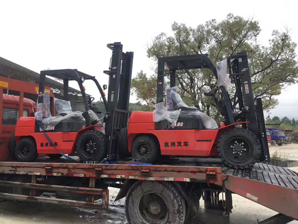 杭州叉車丨為什么要給叉車配實心輪胎？