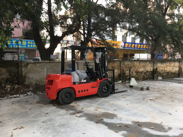 杭州叉車(chē)丨夏天到了，別忘了給叉車(chē)降溫！