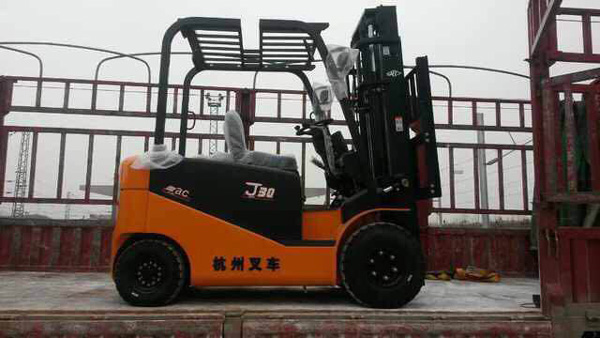 杭州叉車丨叉車應(yīng)如何避免與貨架發(fā)生碰撞？