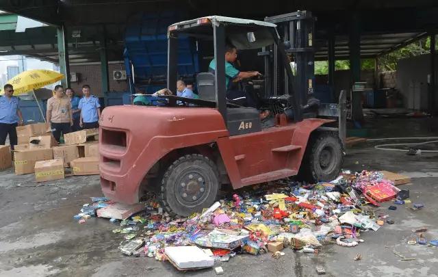 杭州叉車還有這種操作？碾壓鼓浪嶼上的假煙，為環(huán)保事業(yè)作貢獻(xiàn)！