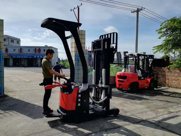杭州叉車丨高溫烈日下開柴油叉車，防暑保養(yǎng)理應(yīng)“兩手抓”！