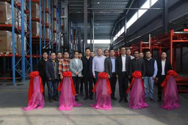 重磅消息：全國(guó)首個(gè)由杭叉研發(fā)的 “窄巷道三向AGV”項(xiàng)目成功驗(yàn)收！