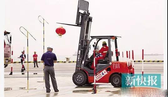 杭州叉車(chē)丨叉車(chē)掛燈籠，還真不是什么新鮮事！