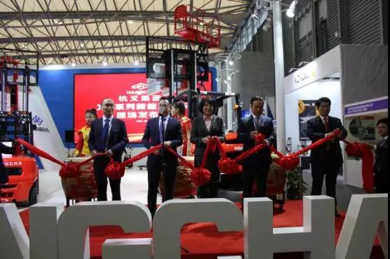 杭叉集團(tuán)XC系列新能源叉車發(fā)布會(huì)現(xiàn)場4