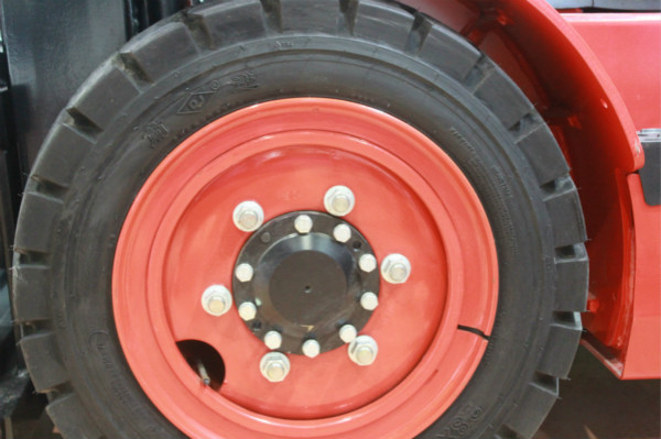 內(nèi)燃細(xì)節(jié)輪胎