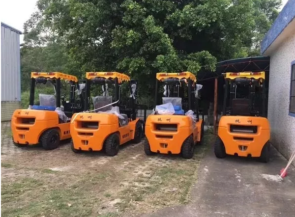 【叉車操作小知識】內(nèi)燃叉車要怎么換擋？