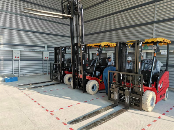 【漲知識】電動叉車的堆垛是怎么操作的？