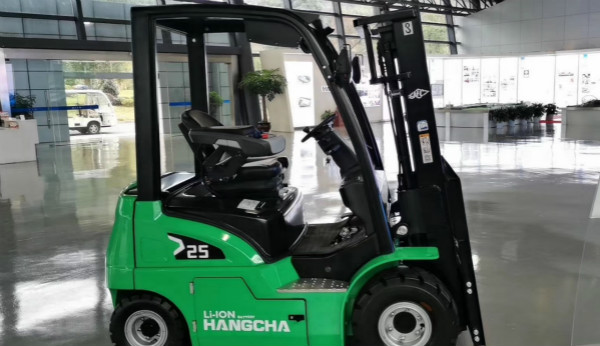 電動叉車買鋰電的還是鉛酸的？當(dāng)然是鋰電的！