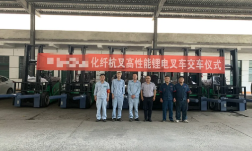 叉車(chē)串桿解袋裝物搬運(yùn)難題，杭叉鋰電順利交付某化纖原料廠
